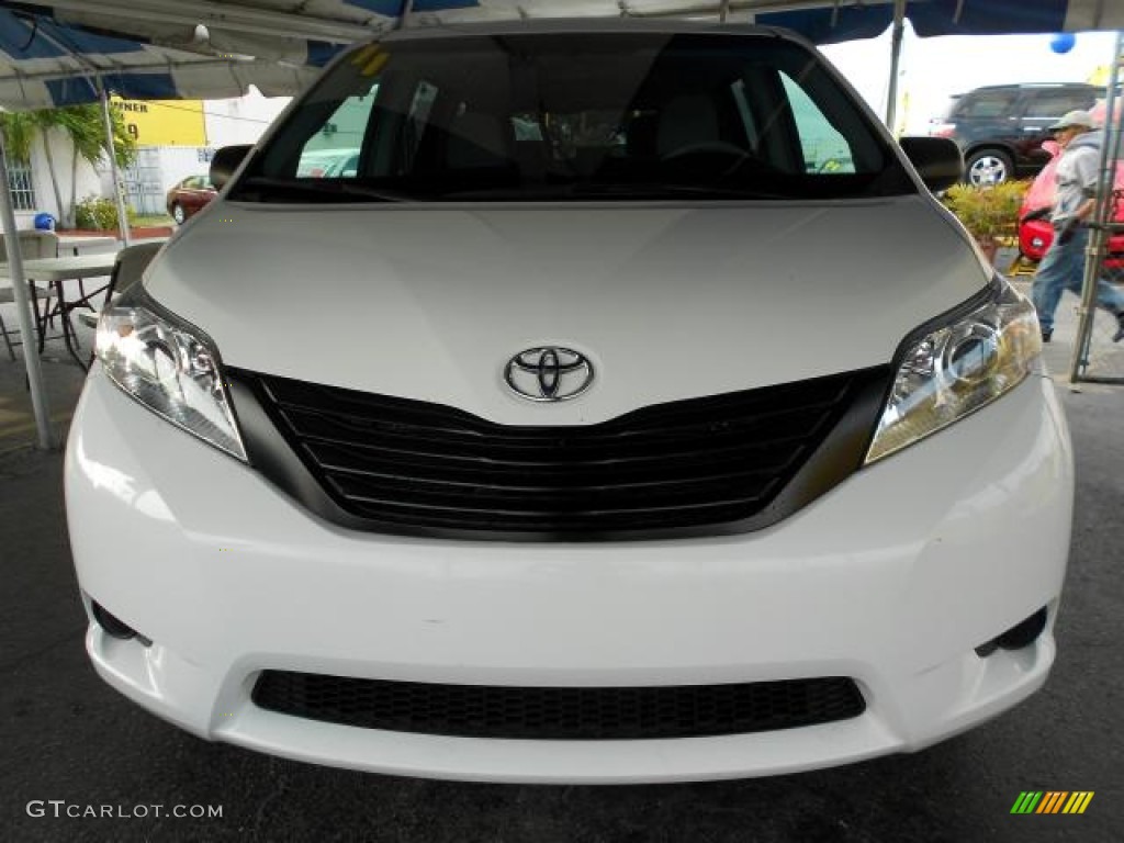 2011 Sienna V6 - Super White / Light Gray photo #2