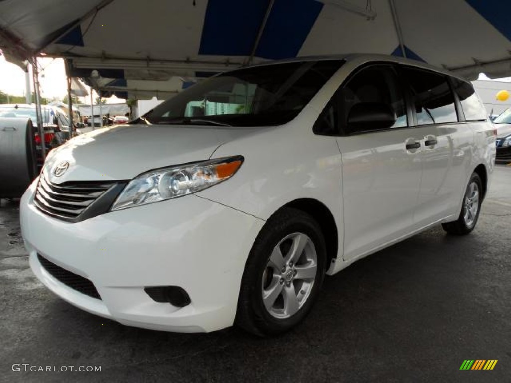 2011 Sienna V6 - Super White / Light Gray photo #3