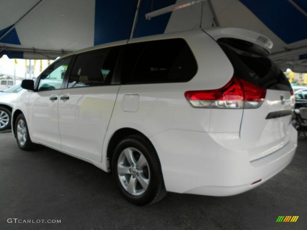 2011 Sienna V6 - Super White / Light Gray photo #6