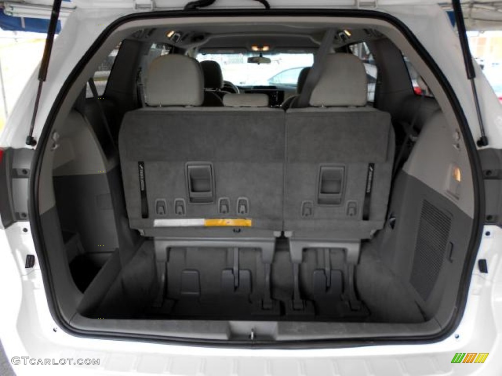 2011 Sienna V6 - Super White / Light Gray photo #7