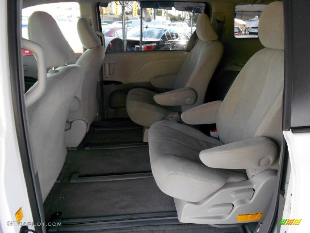 2011 Sienna V6 - Super White / Light Gray photo #9