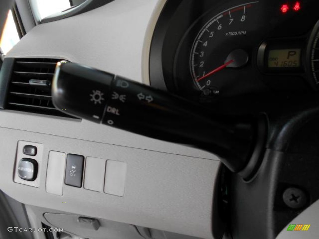 2011 Sienna V6 - Super White / Light Gray photo #16
