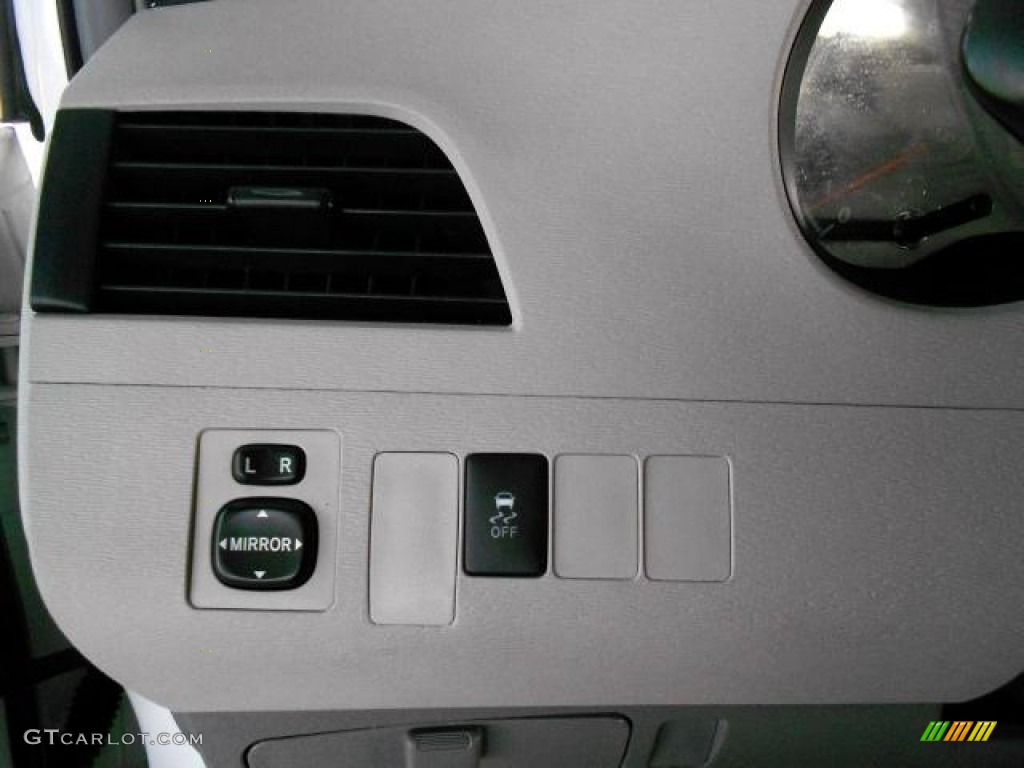 2011 Sienna V6 - Super White / Light Gray photo #17