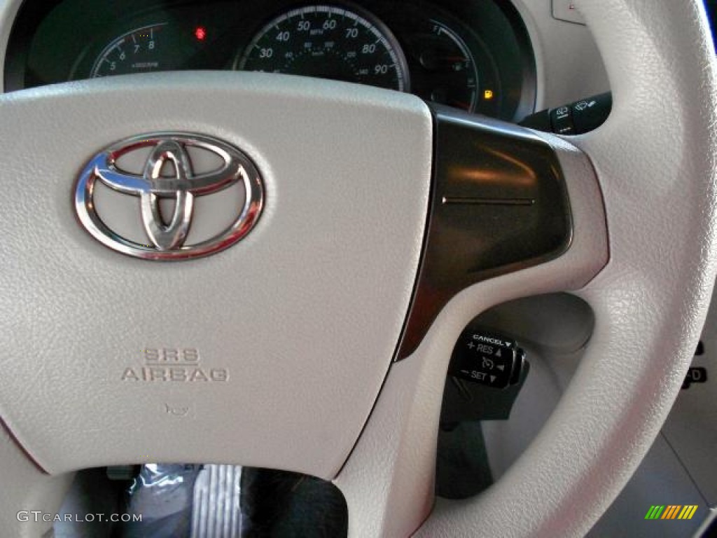 2011 Sienna V6 - Super White / Light Gray photo #19