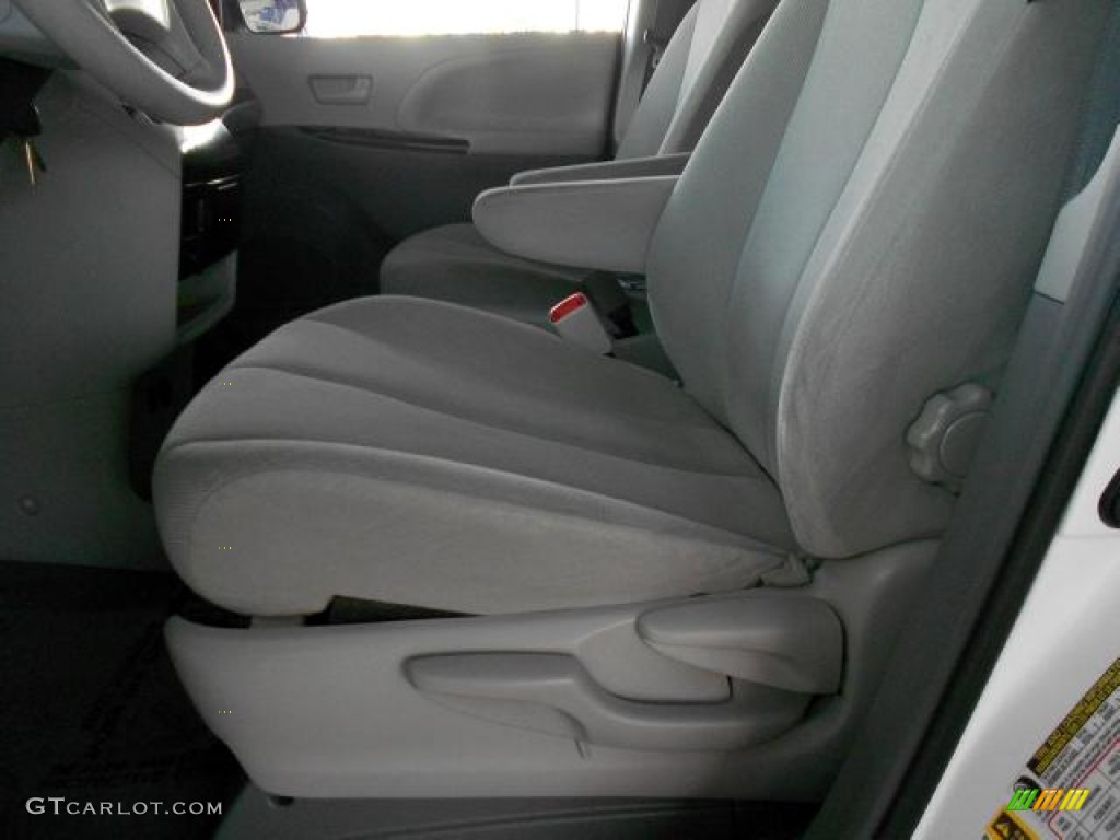 2011 Sienna V6 - Super White / Light Gray photo #22