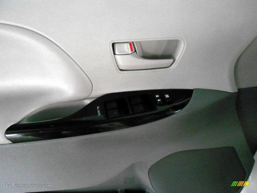 2011 Sienna V6 - Super White / Light Gray photo #23