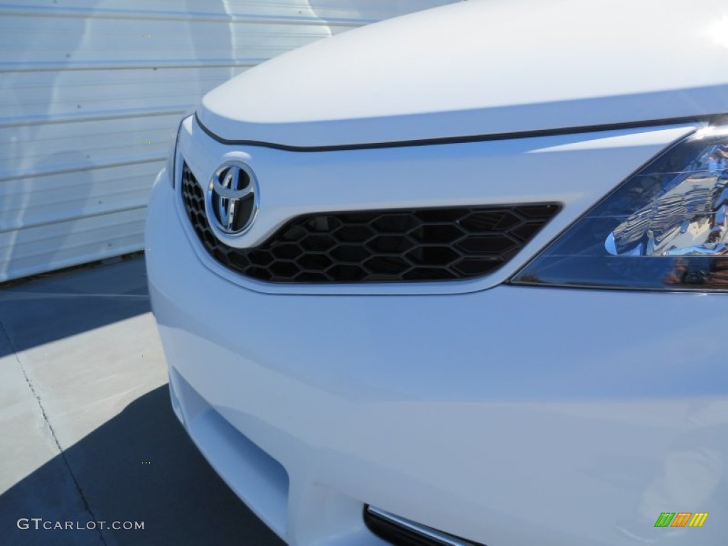 2014 Camry SE - Super White / Black/Ash photo #11