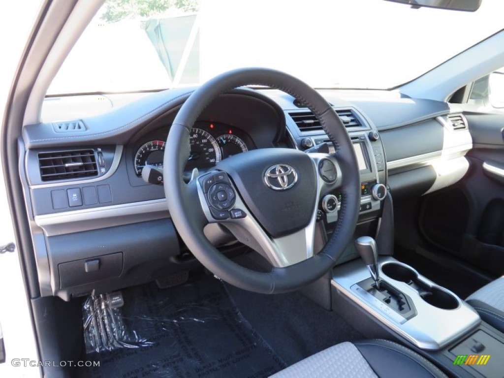 2014 Camry SE - Super White / Black/Ash photo #25