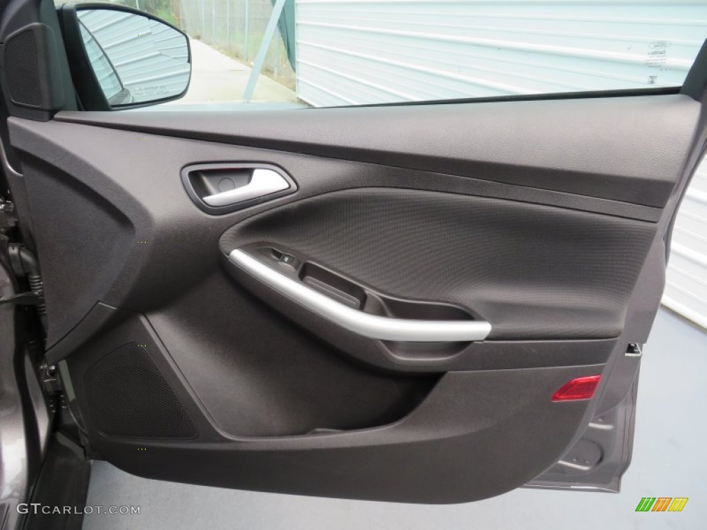 2014 Ford Focus SE Hatchback Charcoal Black Door Panel Photo #87163371
