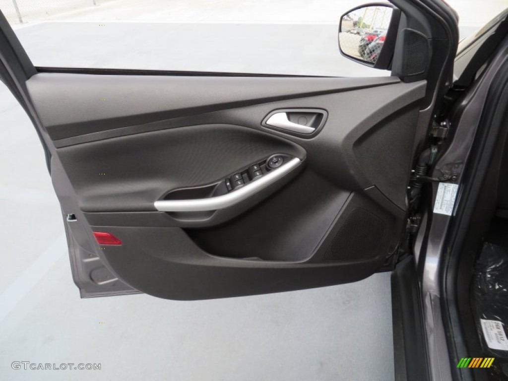 2014 Ford Focus SE Hatchback Charcoal Black Door Panel Photo #87163470