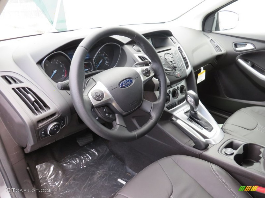 2014 Ford Focus SE Hatchback Charcoal Black Dashboard Photo #87163500
