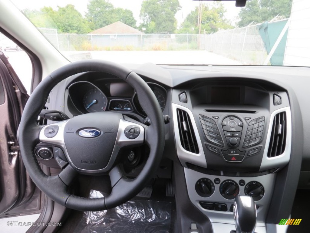 2014 Ford Focus SE Hatchback Charcoal Black Dashboard Photo #87163548