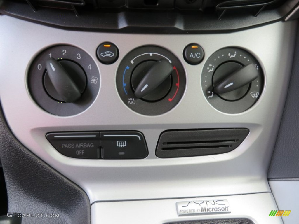 2014 Ford Focus SE Hatchback Controls Photo #87163581