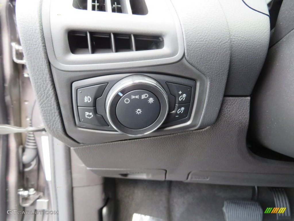 2014 Ford Focus SE Hatchback Controls Photo #87163632