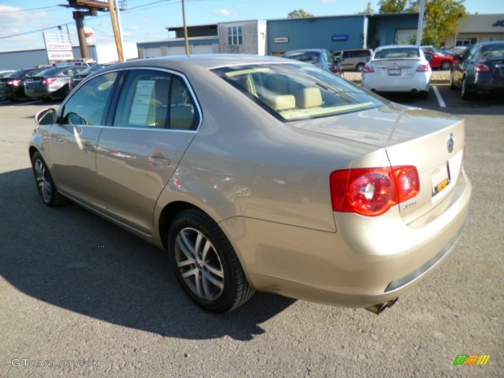 2005 Jetta 2.5 Sedan - Wheat Beige Metallic / Pure Beige photo #9