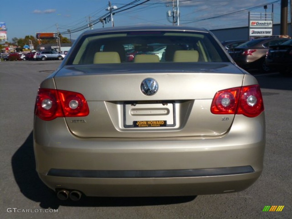 2005 Jetta 2.5 Sedan - Wheat Beige Metallic / Pure Beige photo #10