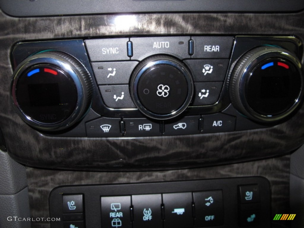 2013 Buick Enclave Premium AWD Controls Photo #87181152