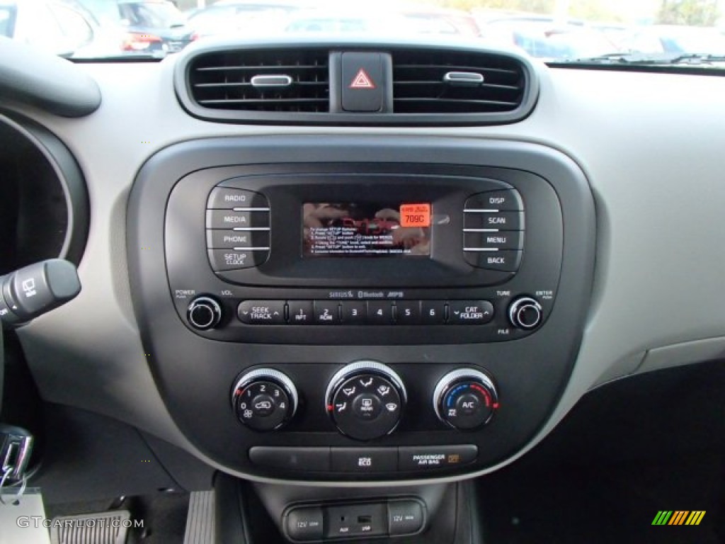 2014 Kia Soul 1.6 Controls Photo #87185927