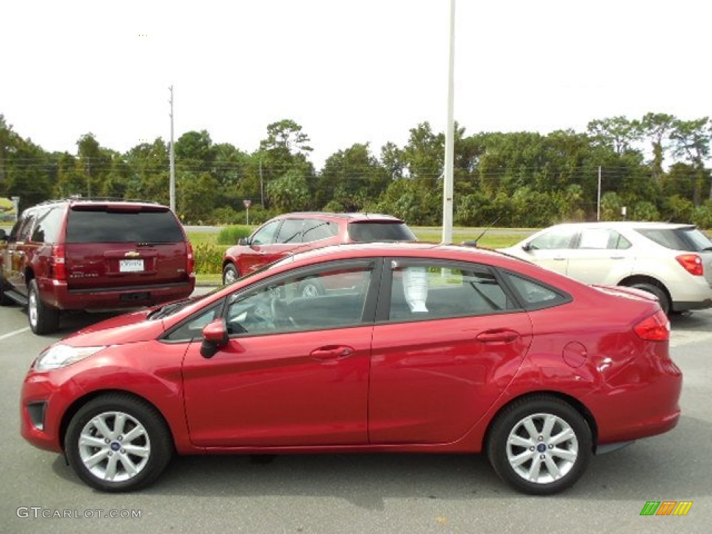 2011 Fiesta SE Sedan - Red Candy Metallic / Charcoal Black/Blue Cloth photo #2