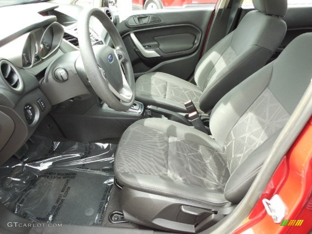 2011 Fiesta SE Sedan - Red Candy Metallic / Charcoal Black/Blue Cloth photo #4