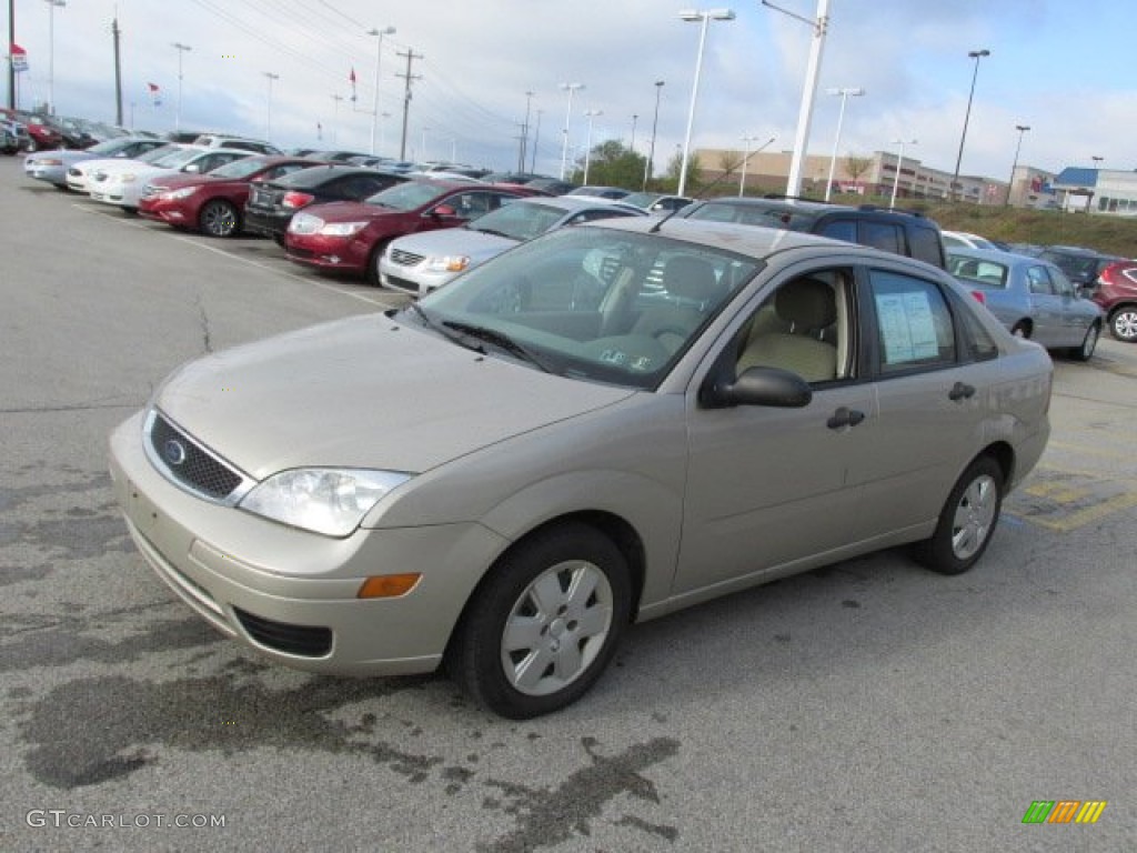 2007 Focus ZX4 SE Sedan - Pueblo Gold Metallic / Dark Pebble/Light Pebble photo #5