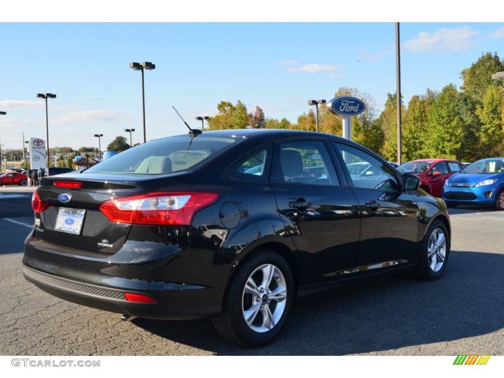 2014 Focus SE Sedan - Tuxedo Black / Medium Light Stone photo #3