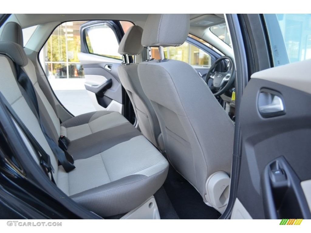 2014 Focus SE Sedan - Tuxedo Black / Medium Light Stone photo #12