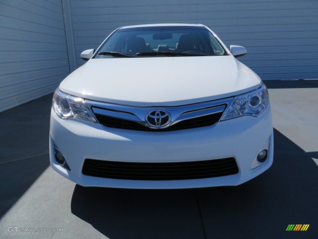 2014 Camry XLE - Super White / Ash photo #8