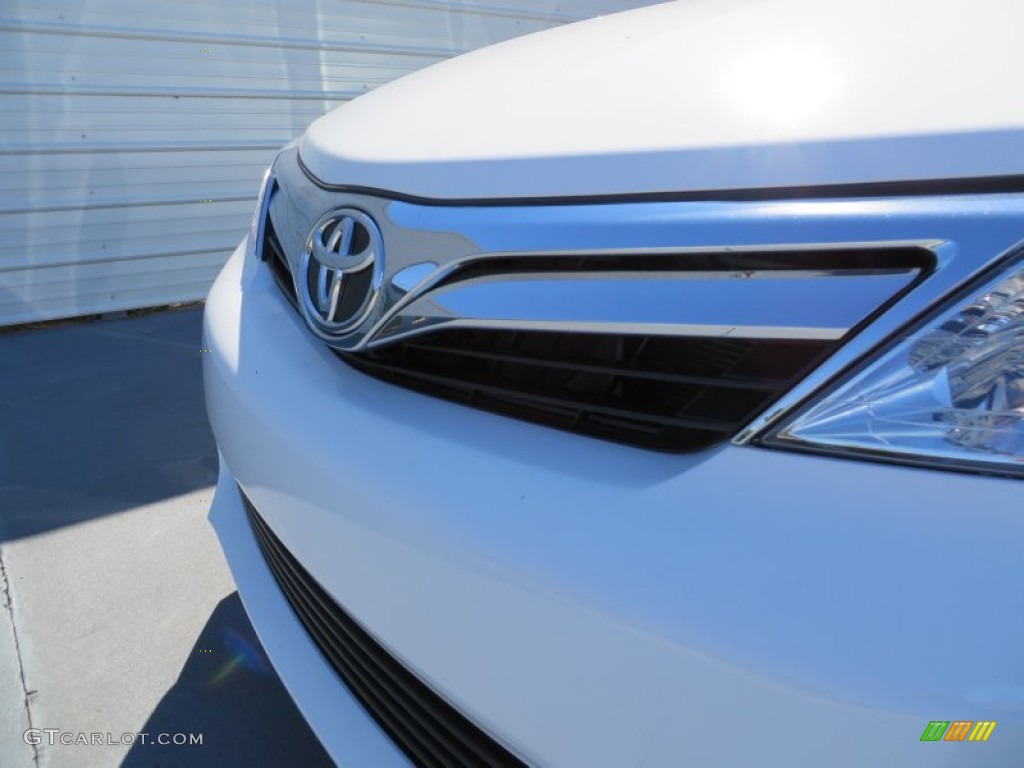 2014 Camry XLE - Super White / Ash photo #11