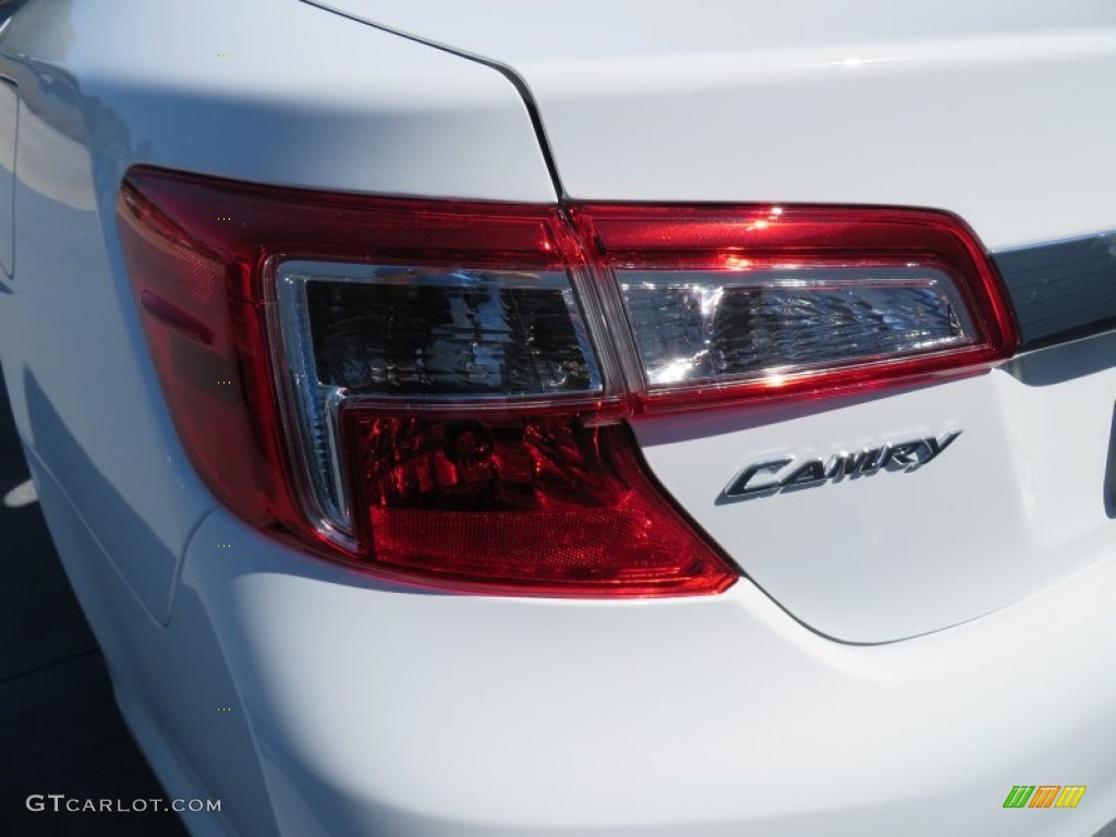 2014 Camry XLE - Super White / Ash photo #13