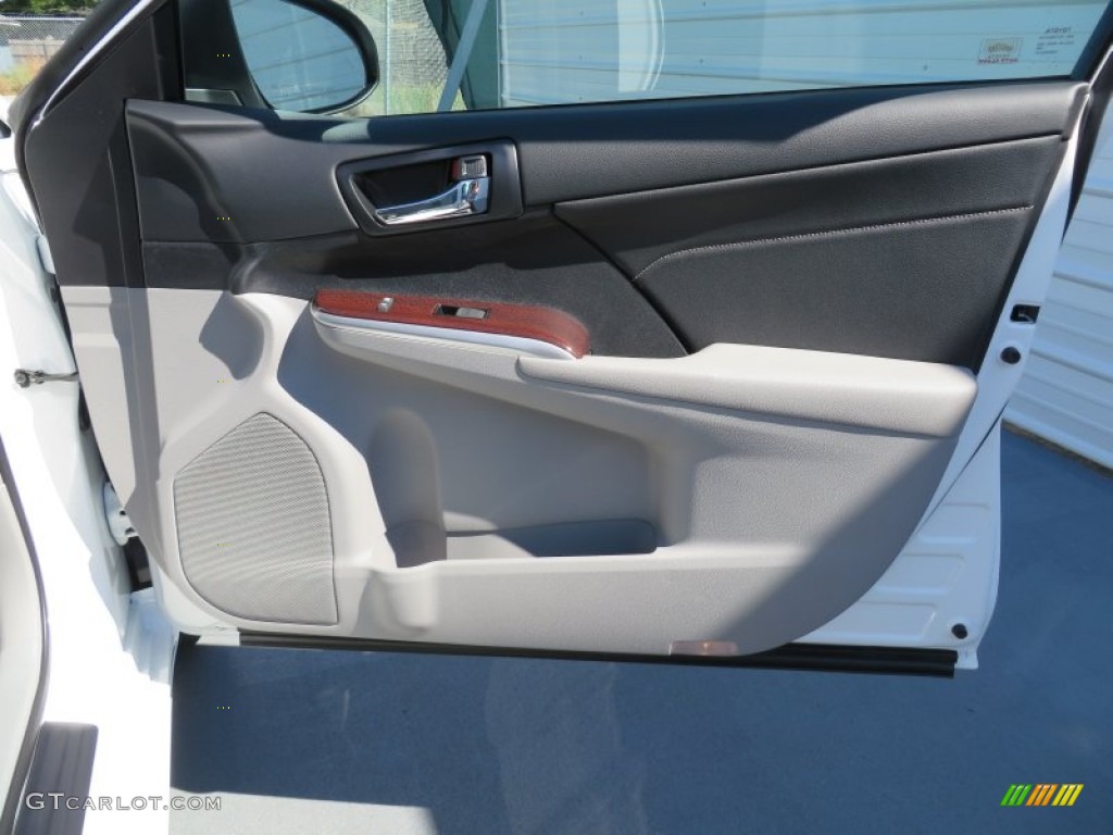 2014 Camry XLE - Super White / Ash photo #17