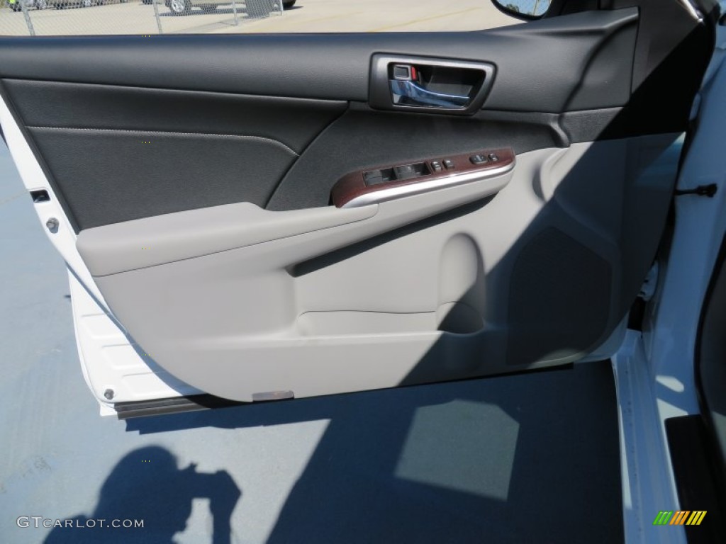 2014 Camry XLE - Super White / Ash photo #23