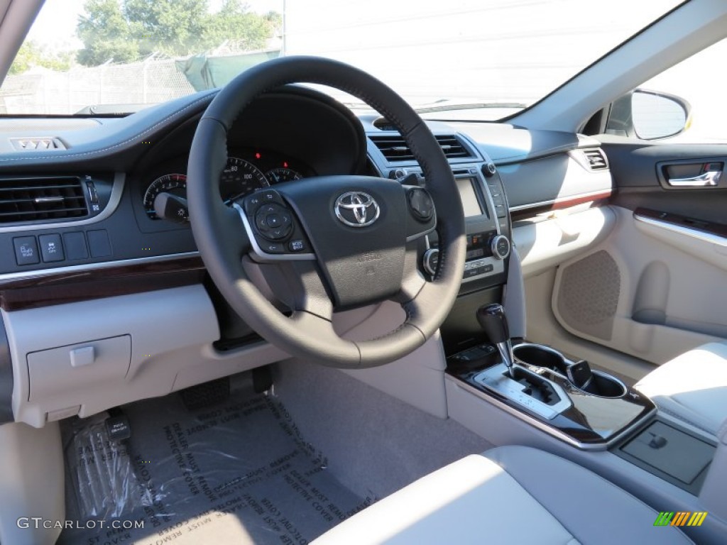 2014 Camry XLE - Super White / Ash photo #24