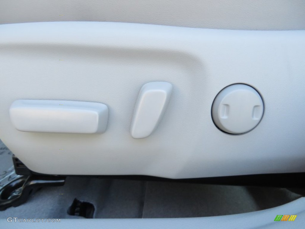 2014 Camry XLE - Super White / Ash photo #26
