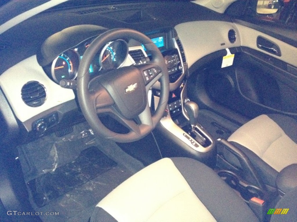 2014 Cruze LS - Rainforest Green Metallic / Jet Black/Medium Titanium photo #7