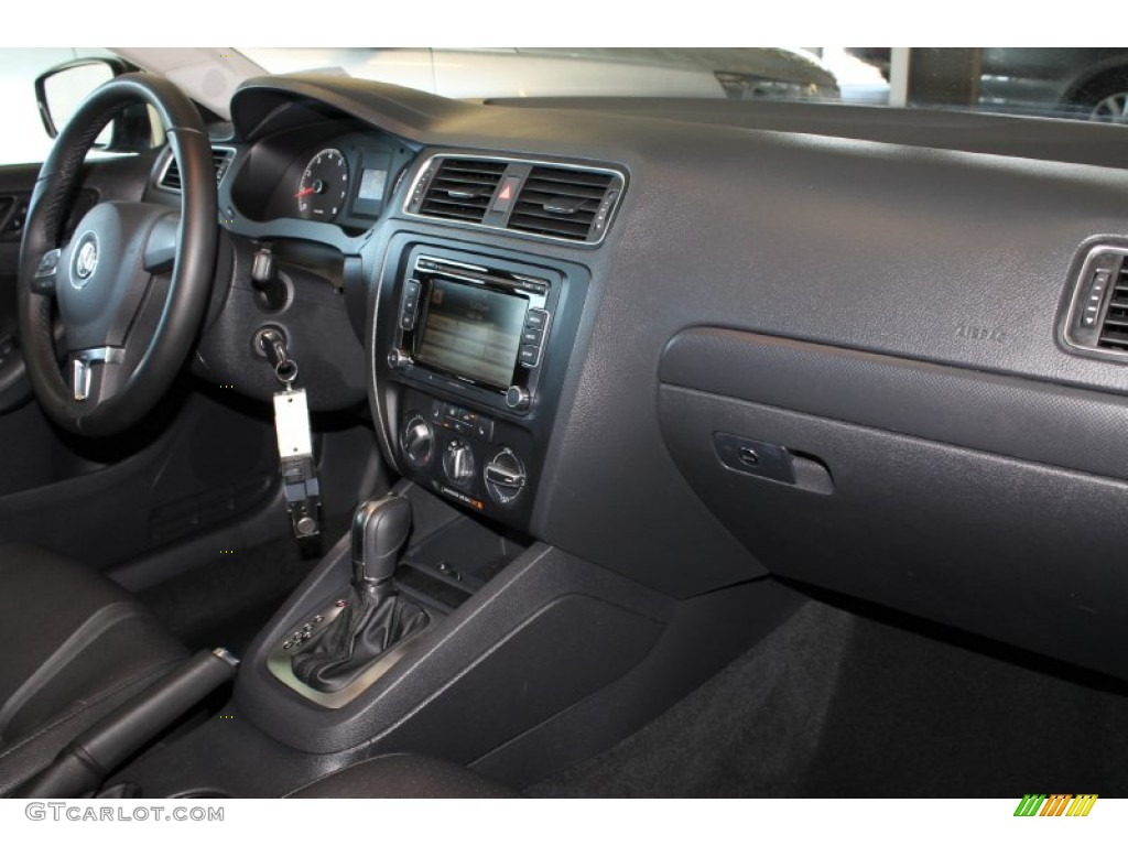 2011 Jetta SE Sedan - Platinum Gray Metallic / Titan Black photo #31