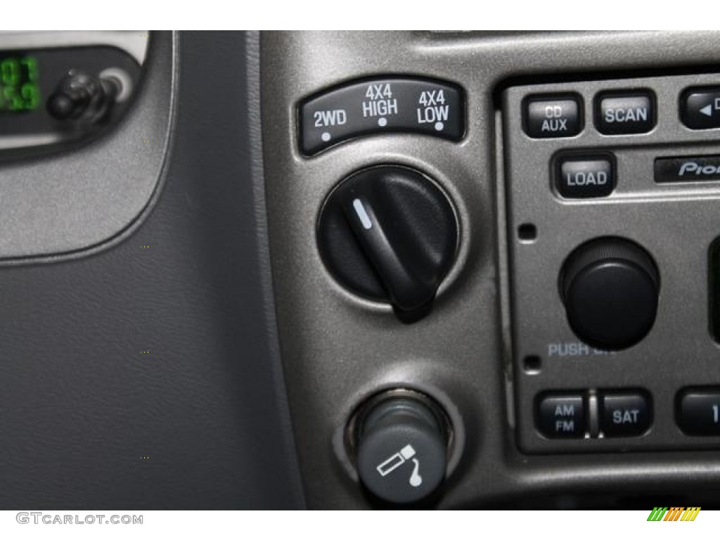 2004 Explorer Sport Trac XLT 4x4 - Black Clearcoat / Medium Dark Flint/Dark Flint photo #37