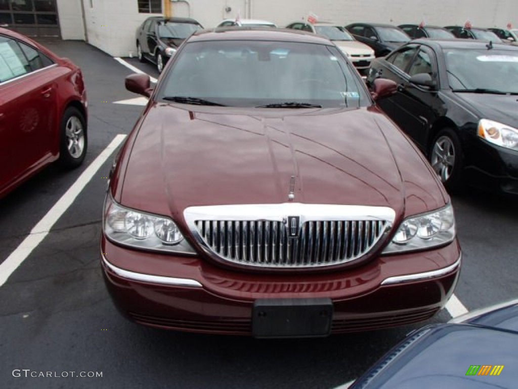 2003 Town Car Signature - Autumn Red Metallic / Black photo #2