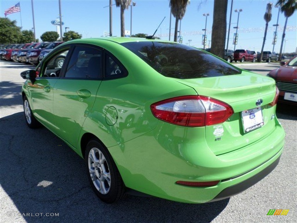 2014 Fiesta SE Sedan - Green Envy / Medium Light Stone photo #3