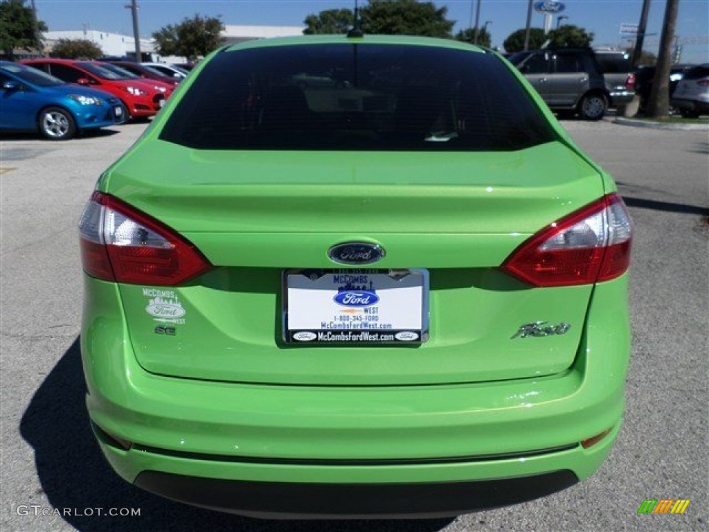 2014 Fiesta SE Sedan - Green Envy / Medium Light Stone photo #4