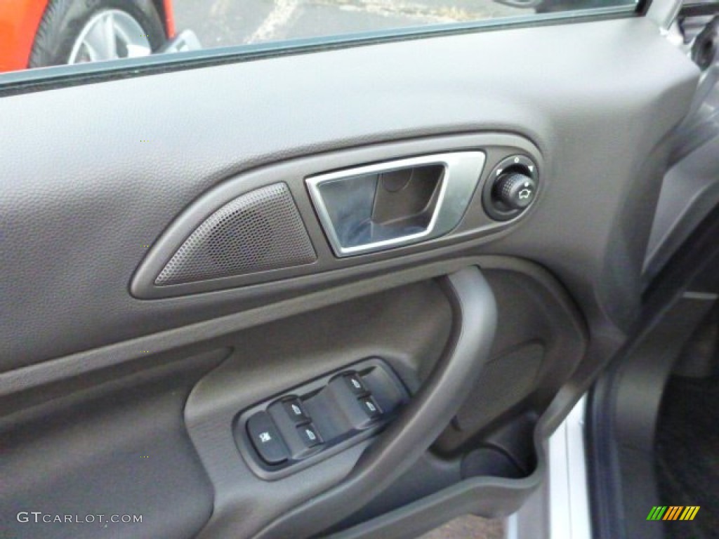 2014 Fiesta SE Sedan - Ingot Silver / Charcoal Black photo #10