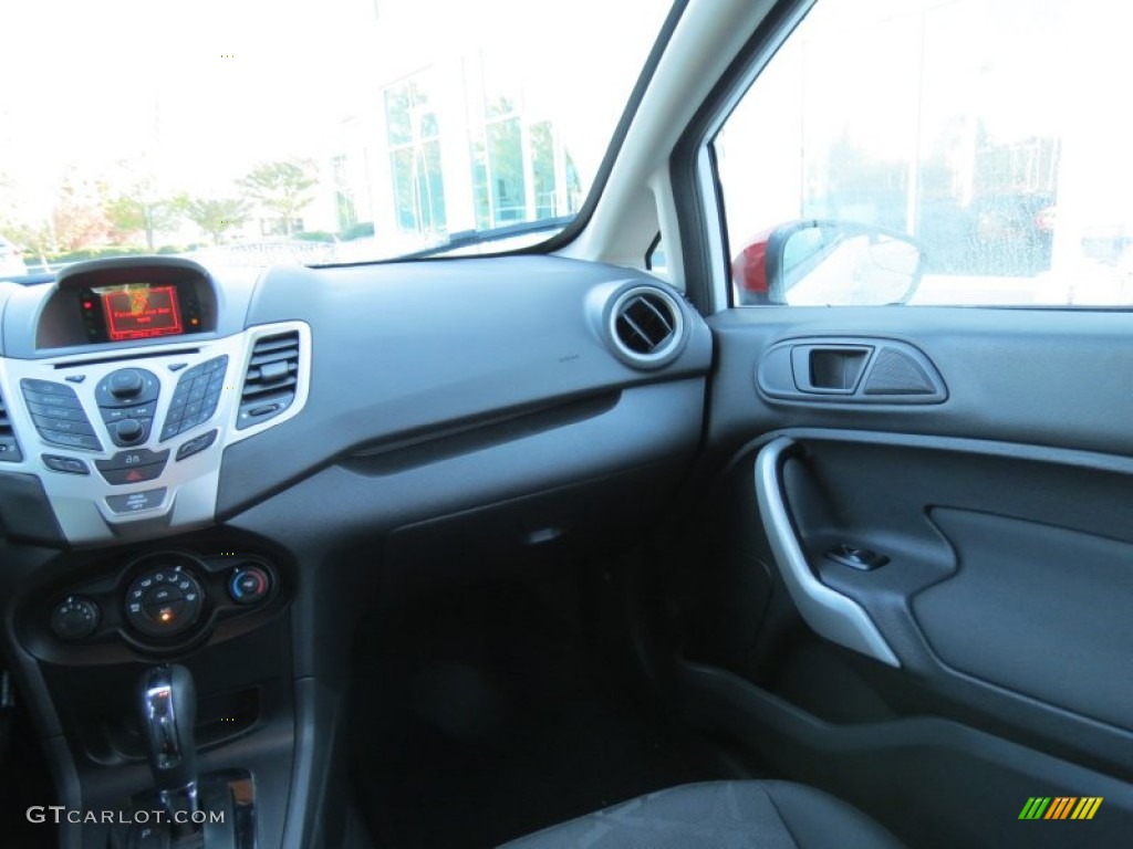 2013 Fiesta SE Hatchback - Oxford White / Charcoal Black photo #24