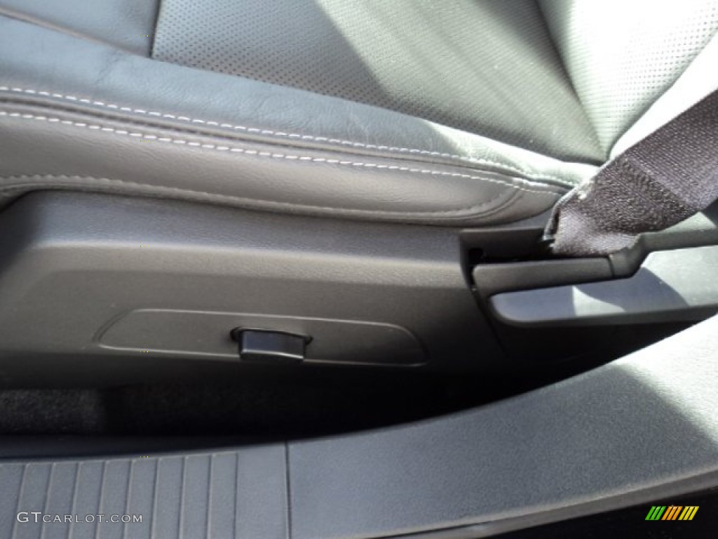 2014 Compass Latitude - Black / Dark Slate Gray photo #13