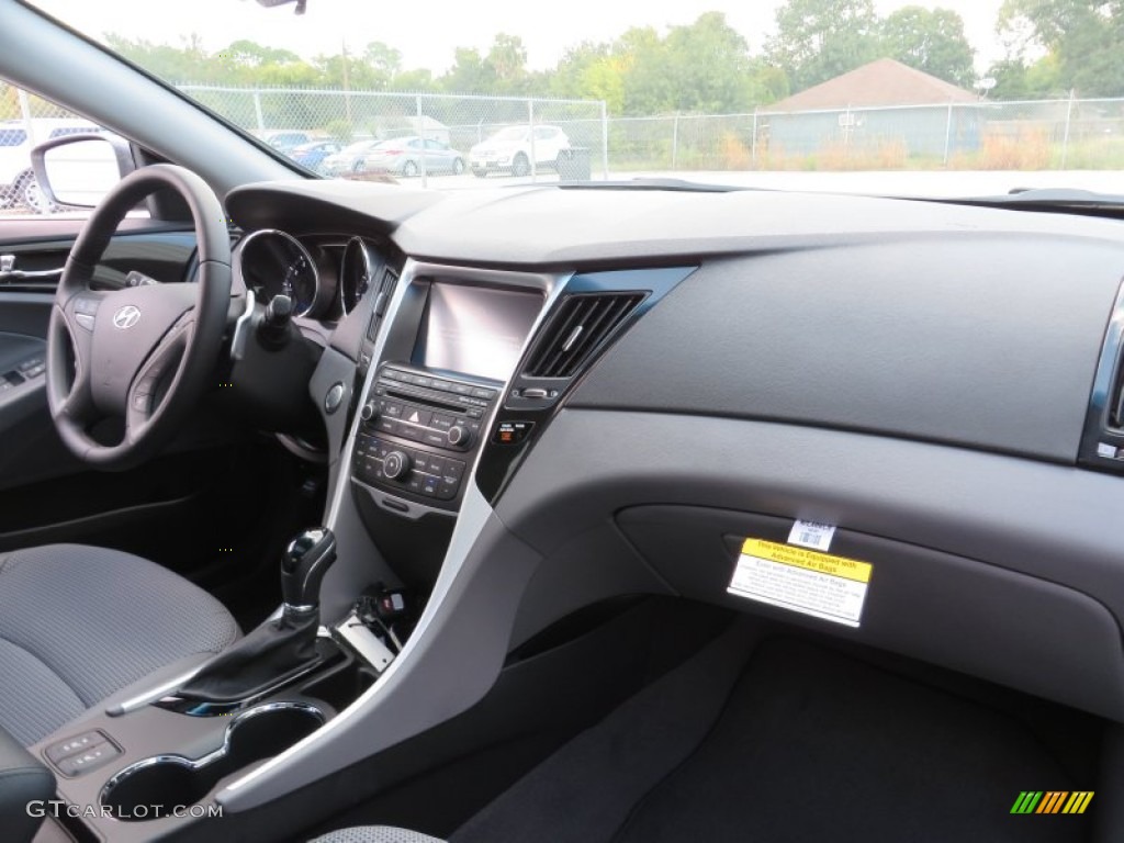 2014 Hyundai Sonata SE Dashboard Photos