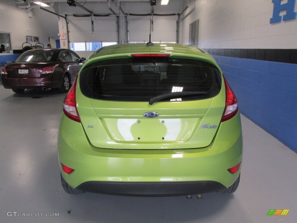 2011 Fiesta SE Hatchback - Lime Squeeze Metallic / Light Stone/Charcoal Black Cloth photo #4