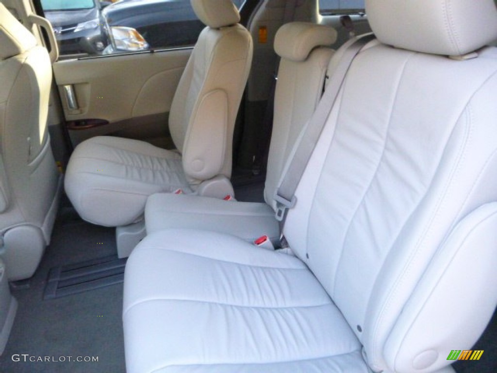Light Gray Interior 2014 Toyota Sienna XLE Photo #87378085