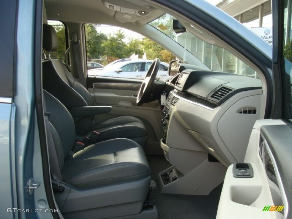 2010 Routan SE - Antigua Blue Metallic / Aero Gray photo #7
