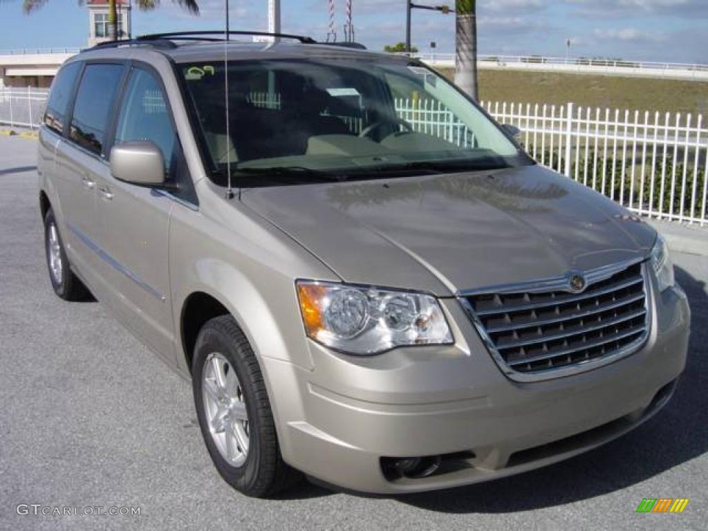 2009 Town & Country Touring - Light Sandstone Metallic / Medium Pebble Beige/Cream photo #1