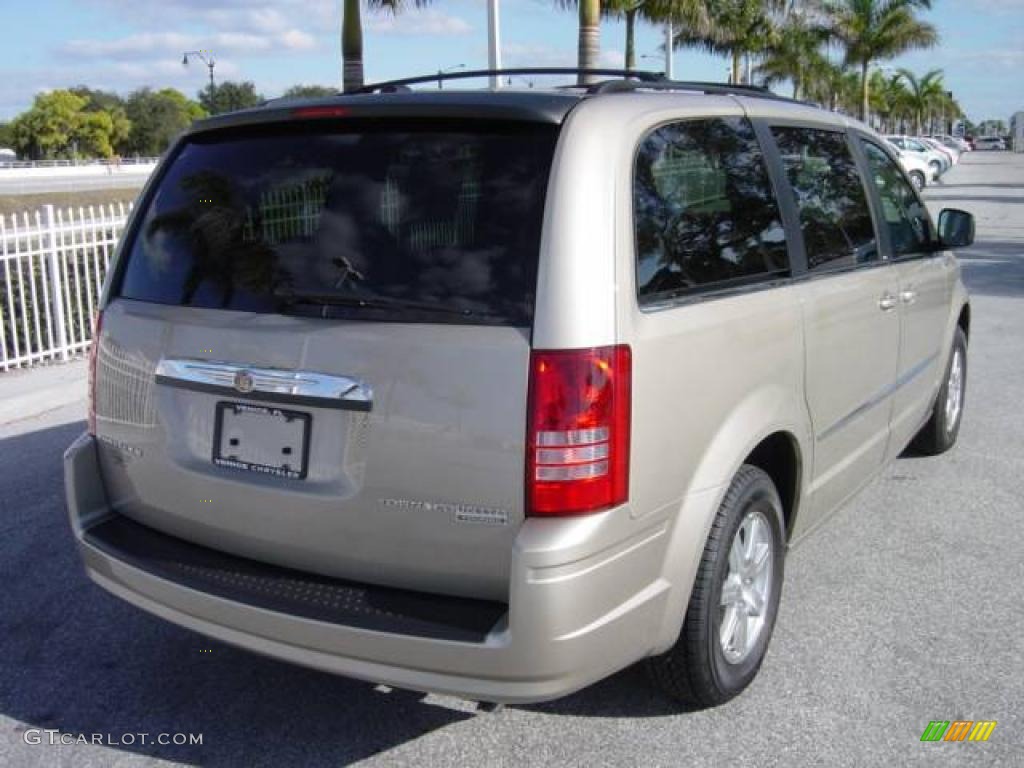 2009 Town & Country Touring - Light Sandstone Metallic / Medium Pebble Beige/Cream photo #6