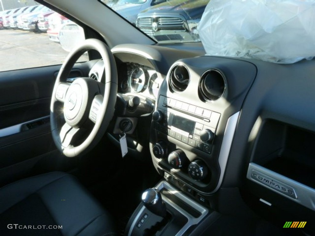 2014 Compass Latitude 4x4 - Bright White / Dark Slate Gray photo #7